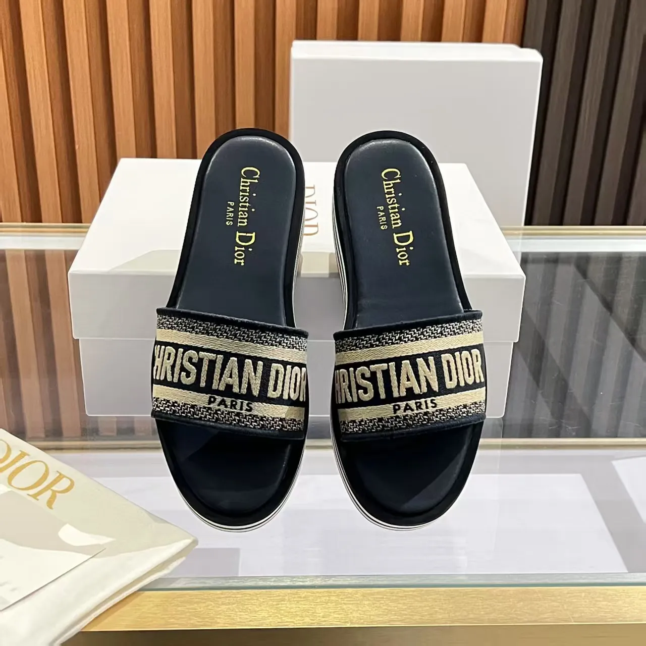 👟👟Ex-factory price 420👟👟 Dior's latest high-quality embroidered slippers - Hand-embroidered craftsmanship, time-consuming craftsmanship - Lambskin lining, breathable and soft - Non-slip rubber thick sole, lightweight cushioning - Sizes 35-40 (41 customized) ** Walk with ease, walking between art and life. ** Dior embroidered slippers - let pointe become a poetic extension of your taste and style.